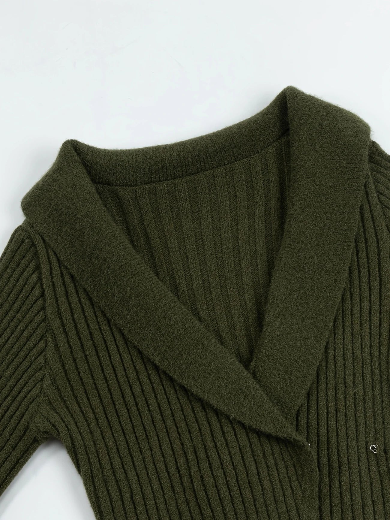French Vintage V-Neck Sweater – Belted Fit